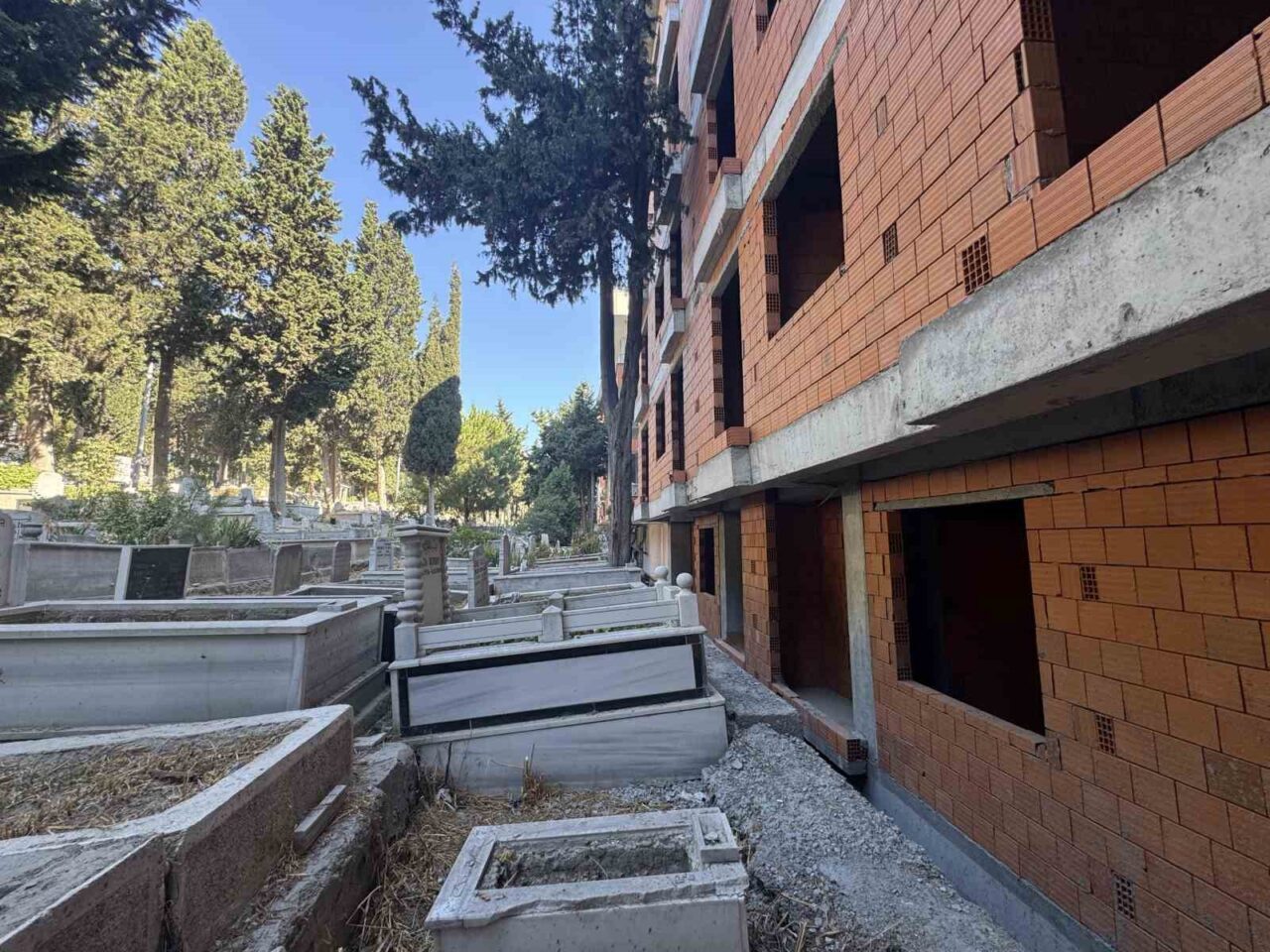 Mezarlık manzaralı sıfır daireler ilginç görüntüler oluşturdu 20 Bülten Medya -