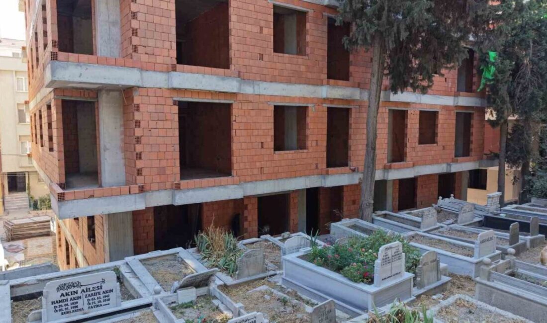 Mezarlık manzaralı sıfır daireler ilginç görüntüler oluşturdu Avcılar Ambarlı Mezarlığı’nın hemen yanında kentsel dönüşüm kapsamında inşa edilen