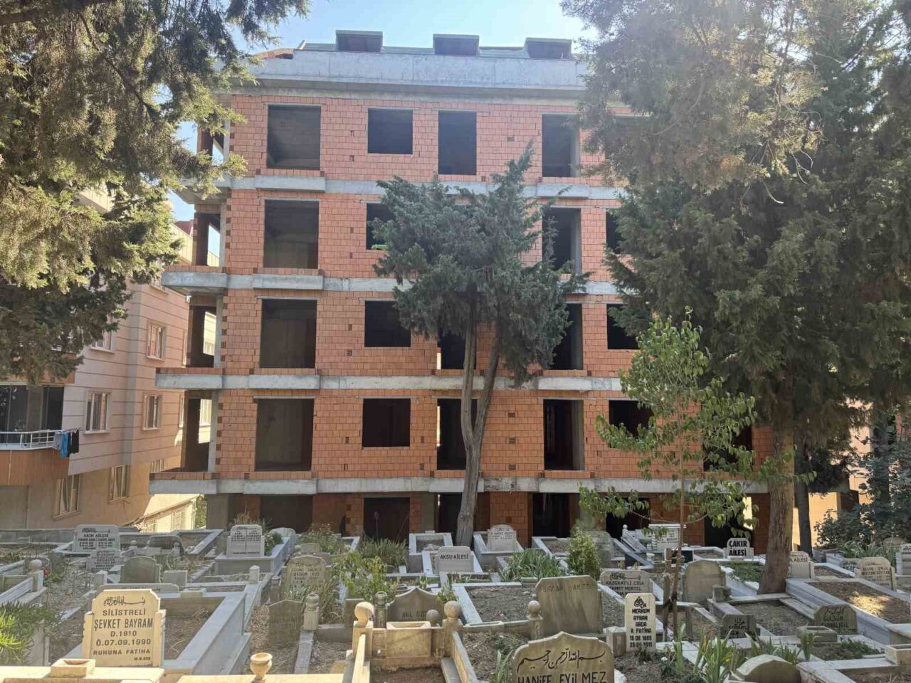 Mezarlık manzaralı sıfır daireler ilginç görüntüler oluşturdu 18 Bülten Medya -