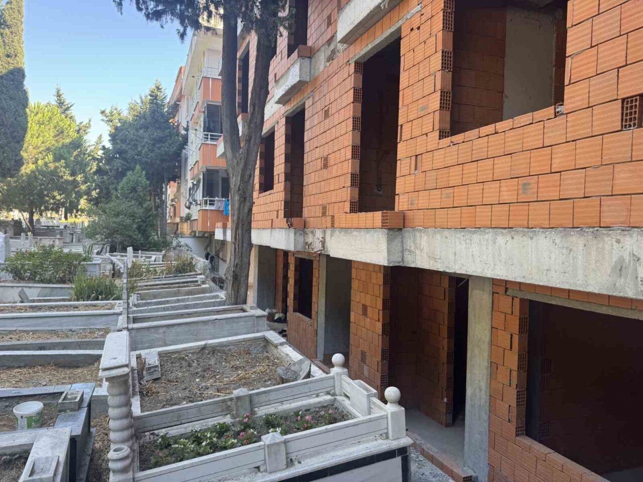 Mezarlık manzaralı sıfır daireler ilginç görüntüler oluşturdu 19 Bülten Medya -