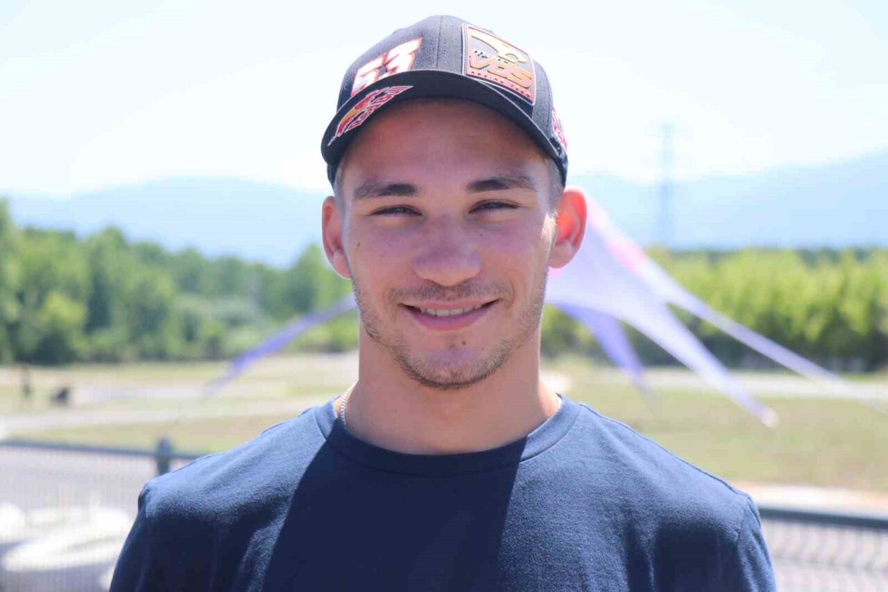 Moto2 Dünya Şampiyonası'nda Türkiye'yi temsil eden milli motosikletçi Deniz Öncü,