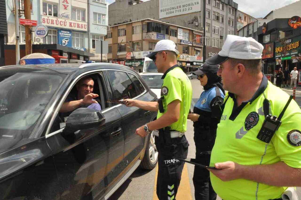 Edirne'nin Keşan ilçesinde polis ekipleri, motosiklet kazalarını önlemek amacıyla düzenlediği