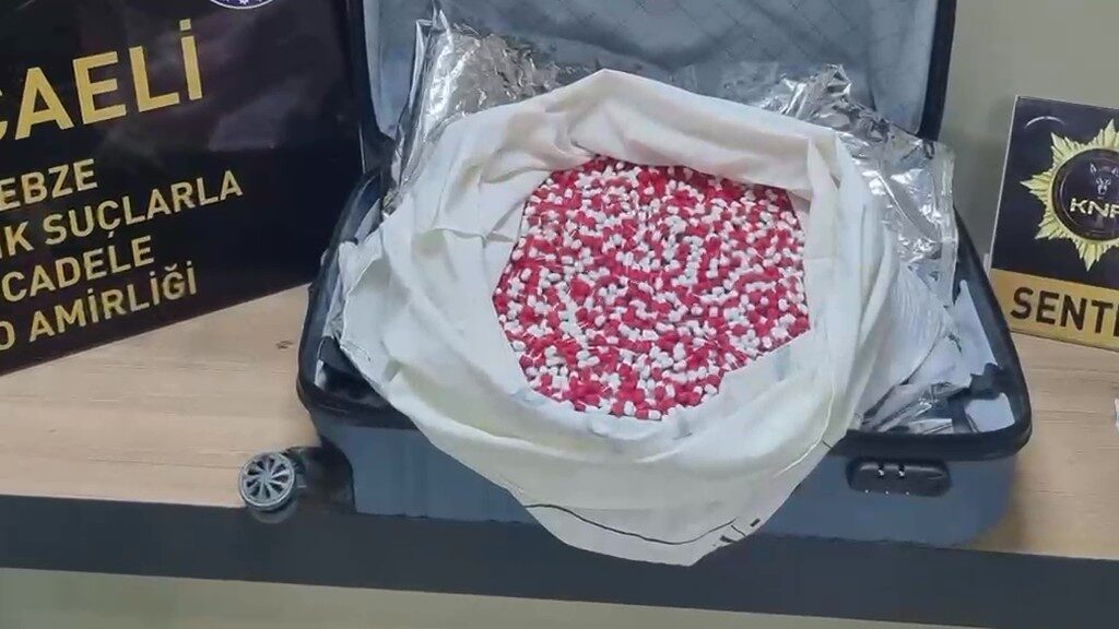 Valizden 21 bin sentetik ecza çıktı! Kocaeli’nin Gebze ilçesinde narkotik ekiplerinin düzenlediği operasyonda, bir valizin içinde