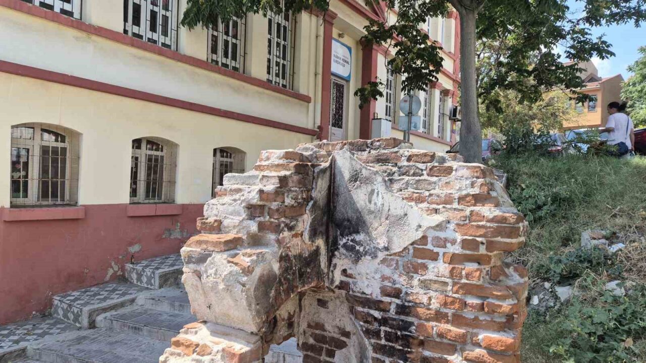 Okulun dibindeki metruk alan çöplüğe döndü 15 Bülten Medya -