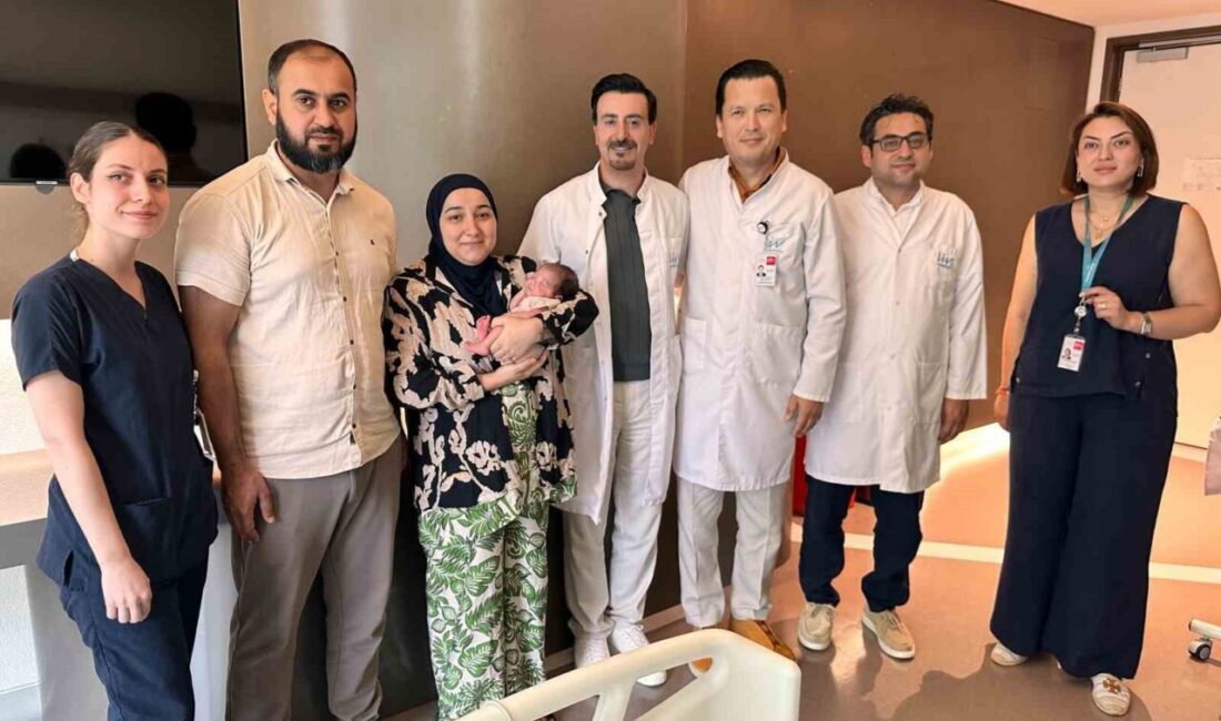 Omurilik tümörü nedeniyle riskli gebelik geçiren anne ile prematüre bebeği sağlığına kavuştu Hamileliğinin 23’üncü haftasında omuriliğinde tümör tespit edilen 34 yaşındaki Amina