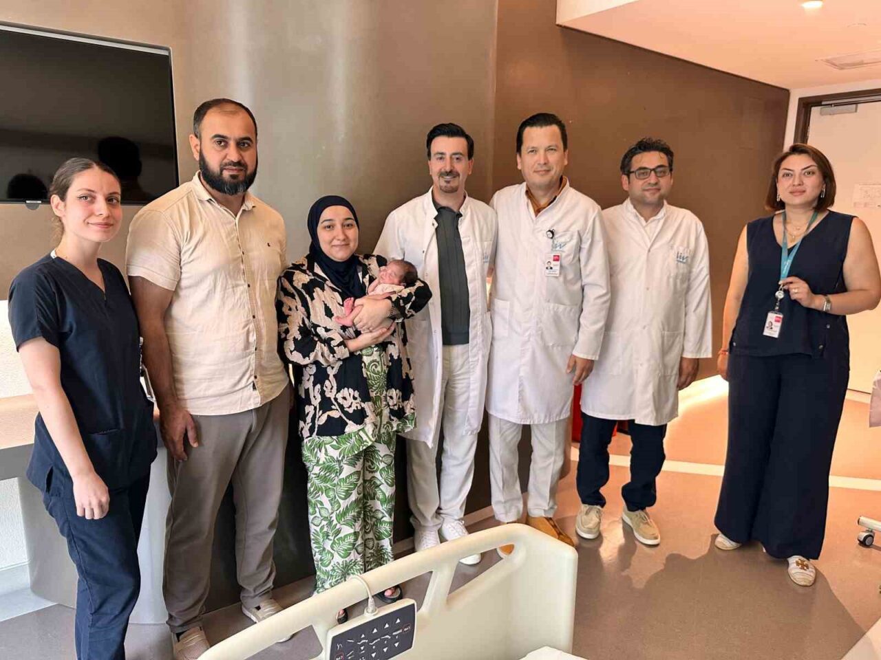 Hamileliğinin 23’üncü haftasında omuriliğinde tümör tespit edilen 34 yaşındaki Amina