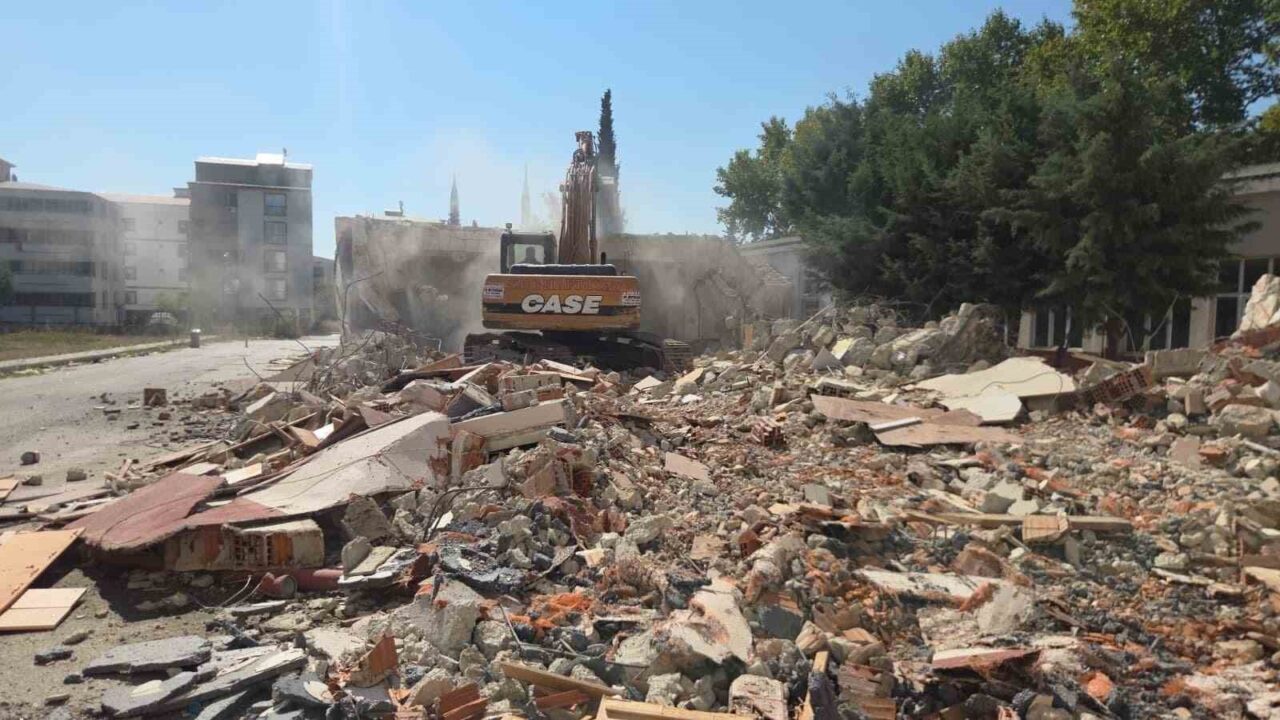 Orhangazi’deki meslek lisesinin yıkımına başlandı 16 Bülten Medya -