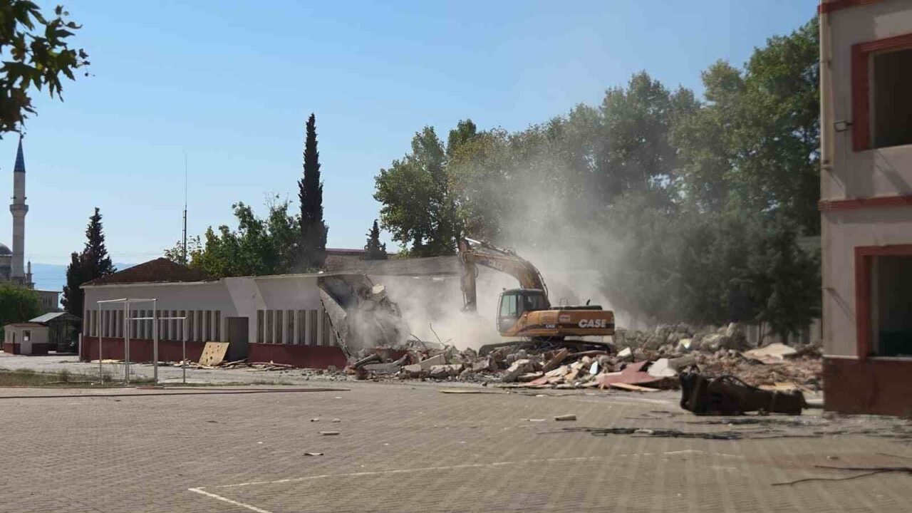 Orhangazi’deki meslek lisesinin yıkımına başlandı 19 Bülten Medya -