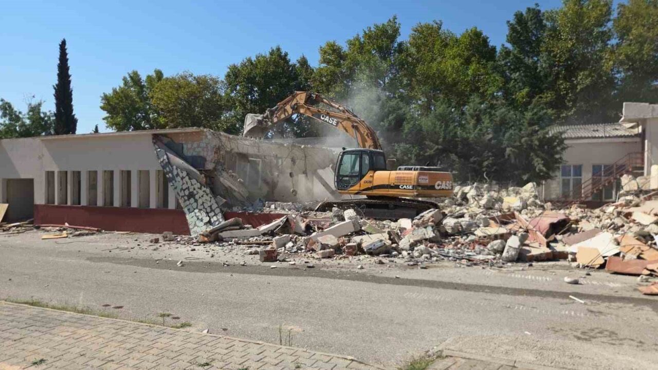 Orhangazi’deki meslek lisesinin yıkımına başlandı 17 Bülten Medya -