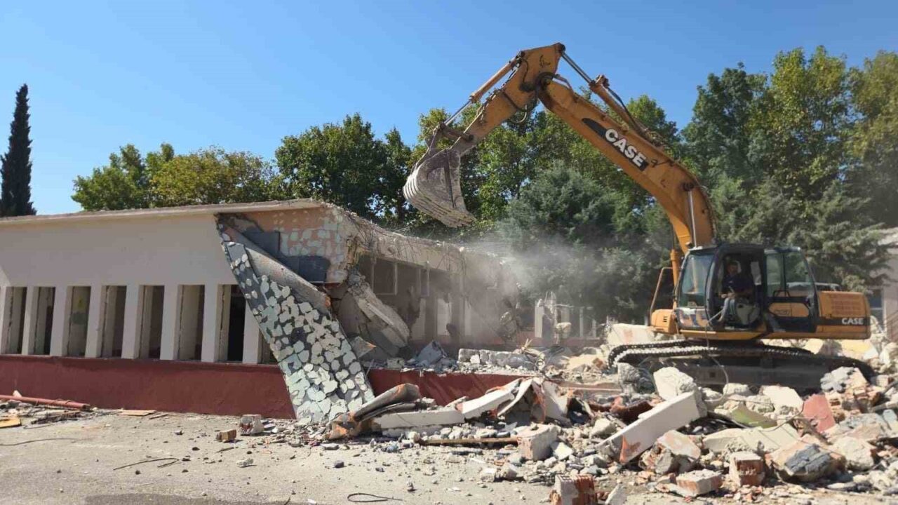 Orhangazi’deki meslek lisesinin yıkımına başlandı 20 Bülten Medya -