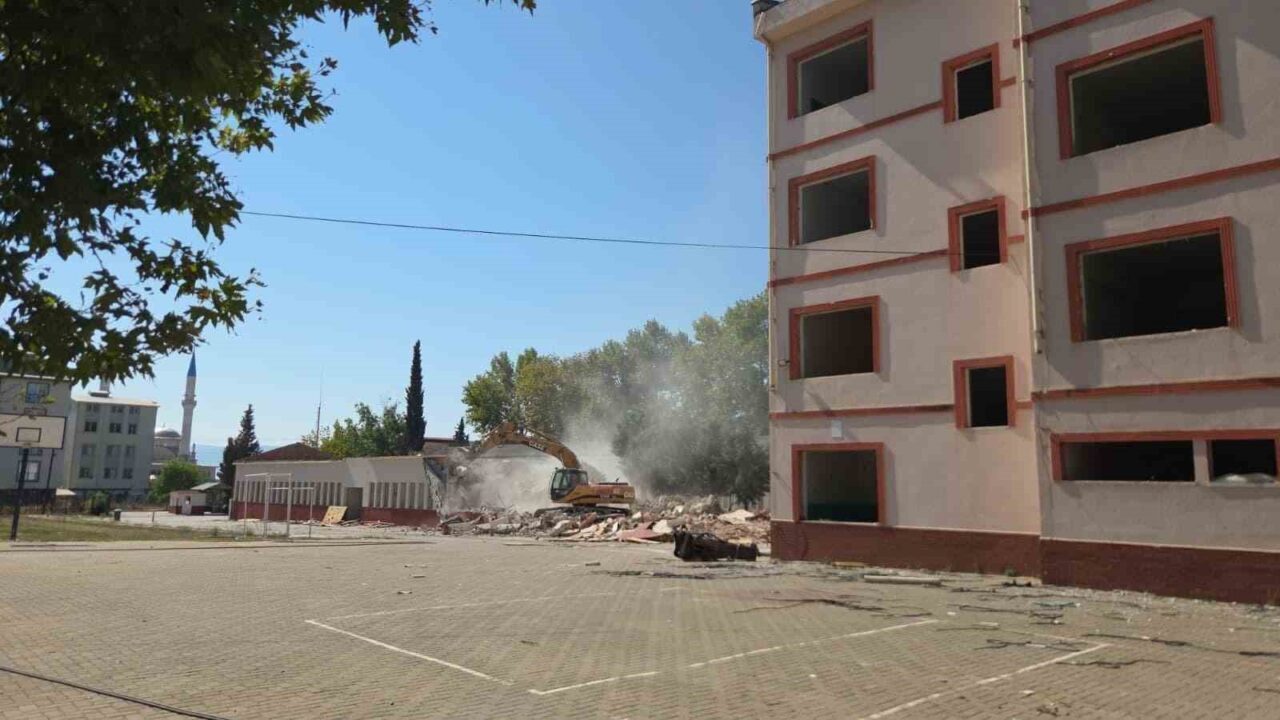 Orhangazi’deki meslek lisesinin yıkımına başlandı 18 Bülten Medya -