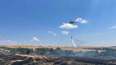 Tekirdağ’ın Hayrabolu ilçesinde çıkan anız ve orman yangını, ekiplerin havadan