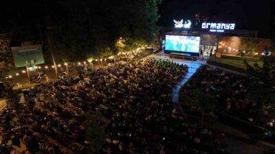 Kocaeli Büyükşehir Belediyesi'nin Ormanya'da düzenlediği Gece Sineması etkinliğinde aileler ve