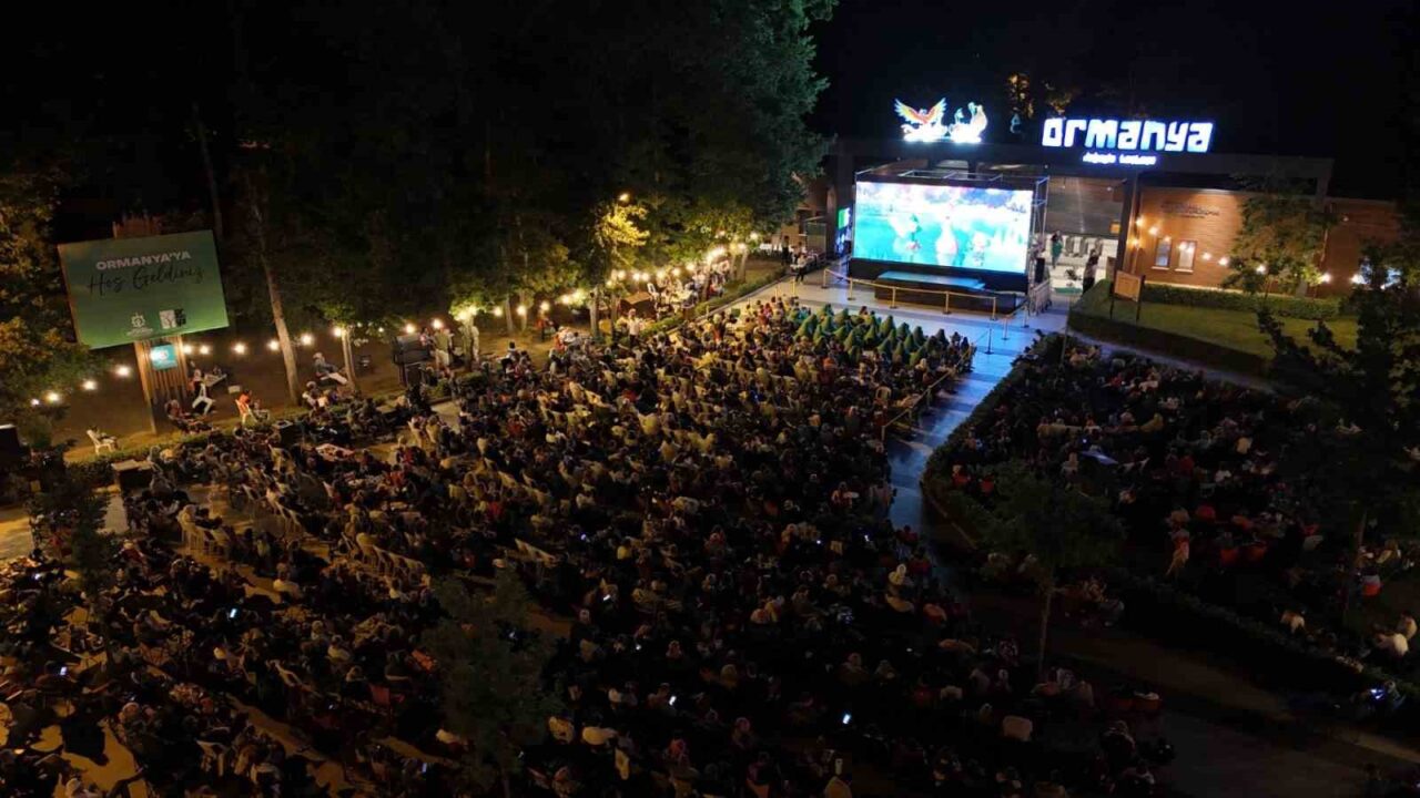 Kocaeli Büyükşehir Belediyesi'nin Ormanya'da düzenlediği Gece Sineması etkinliğinde aileler ve