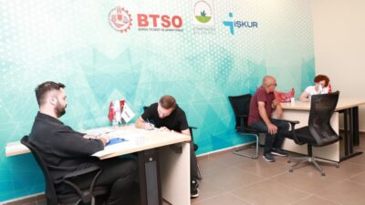 Osmangazi Belediyesi’nin iş arayan vatandaşlarla işverenleri buluşturduğu istihdam buluşmalarının bir