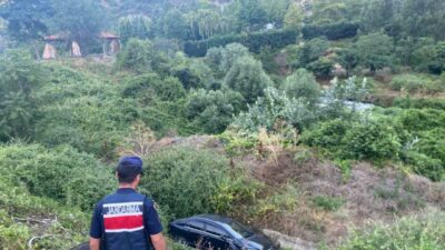 Bilecik’te kontrolden çıkarak dere yatağına uçan otomobilin sürücüsü yaralandı. Kaza,