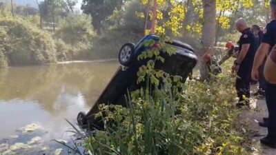 Kocaeli’de dereye uçan otomobili fark eden vatandaşların ihbarı üzerine ekipler