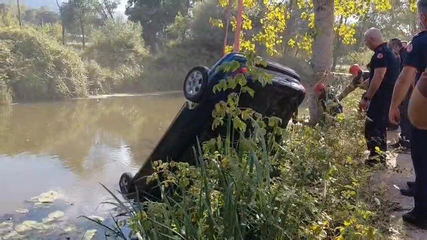 Otomobil dereye uçtu: Sürücü hayatını kaybetti Kocaeli’de dereye uçan otomobili fark eden vatandaşların ihbarı üzerine ekipler