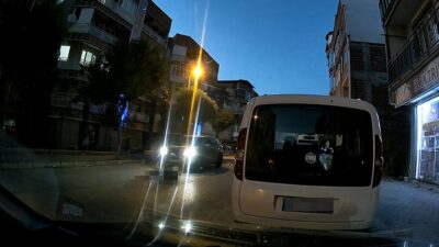 Bursa’nın Mustafakemalpaşa ilçesinde yolun karşısına geçmek isteyen 72 yaşındaki kadına