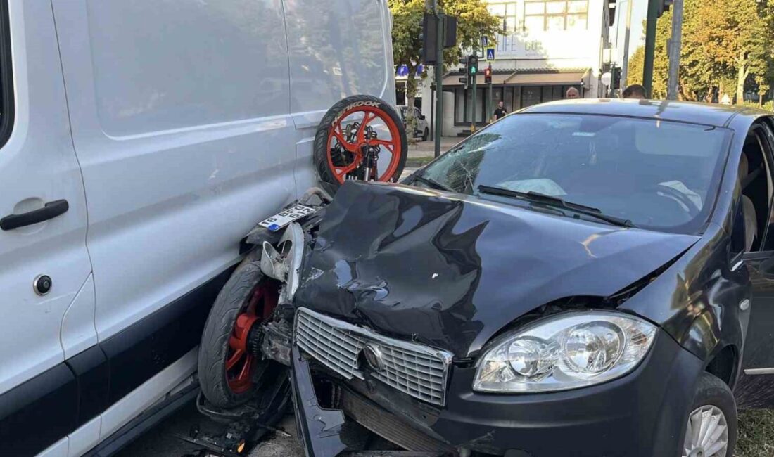Otomobille çarpışan motosiklet iki araç arasında sıkıştı: 1 yaralı Bursa’da otomobil ile çarpışan motosiklet, park halindeki kamyonet ile otomobil