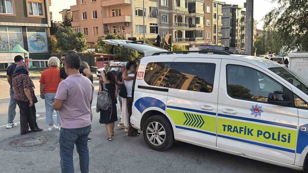 Otomobille çarpışıp savrulan motosiklet başka bir araca çarptı: 2 yaralı 16 Bülten Medya -