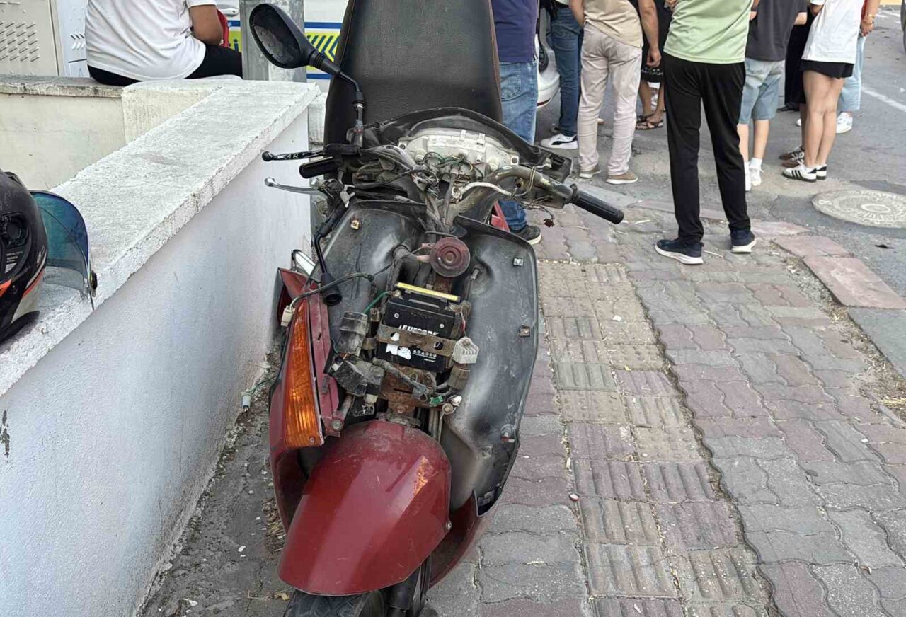 Otomobille çarpışıp savrulan motosiklet başka bir araca çarptı: 2 yaralı 17 Bülten Medya -
