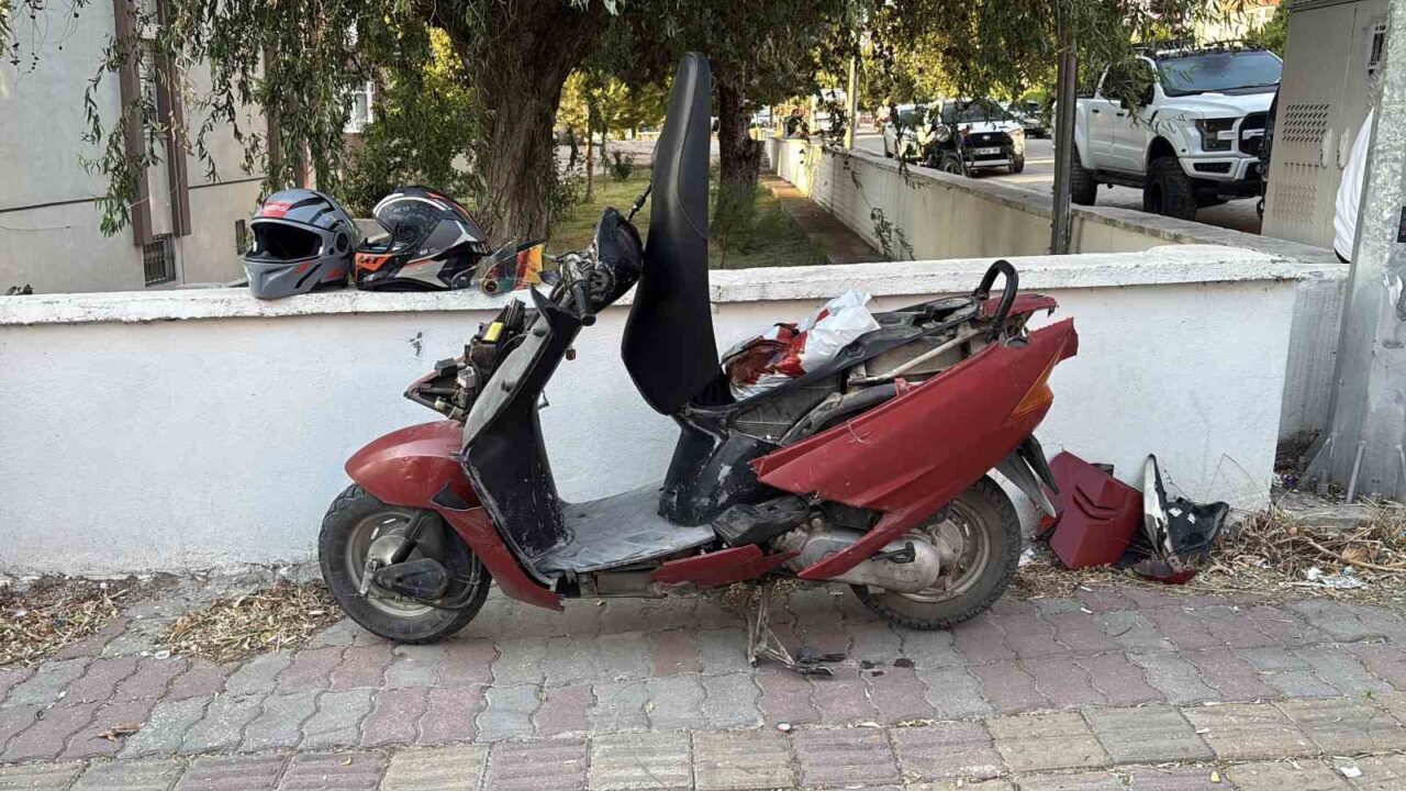 Otomobille çarpışıp savrulan motosiklet başka bir araca çarptı: 2 yaralı 18 Bülten Medya -
