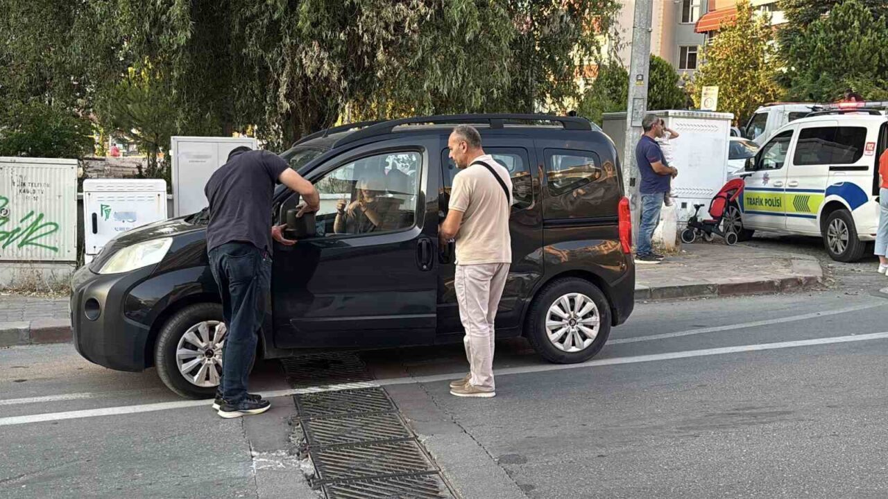 Otomobille çarpışıp savrulan motosiklet başka bir araca çarptı: 2 yaralı 19 Bülten Medya -