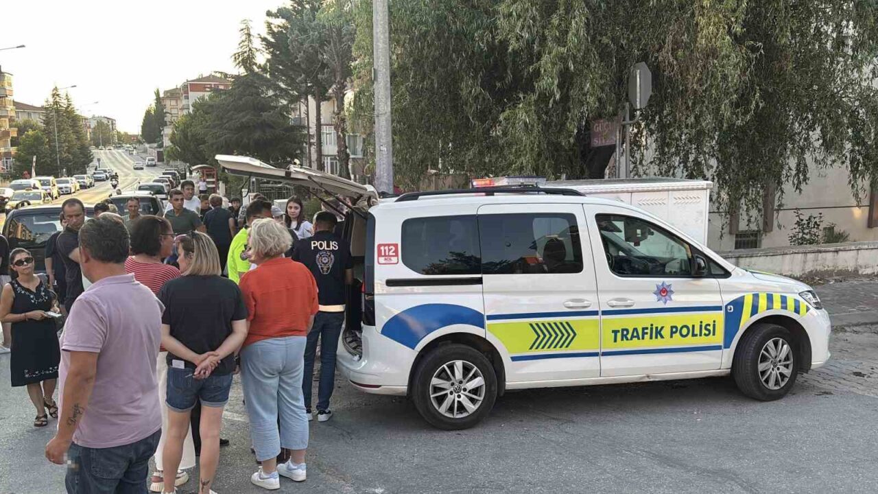 Otomobille çarpışıp savrulan motosiklet başka bir araca çarptı: 2 yaralı 20 Bülten Medya -