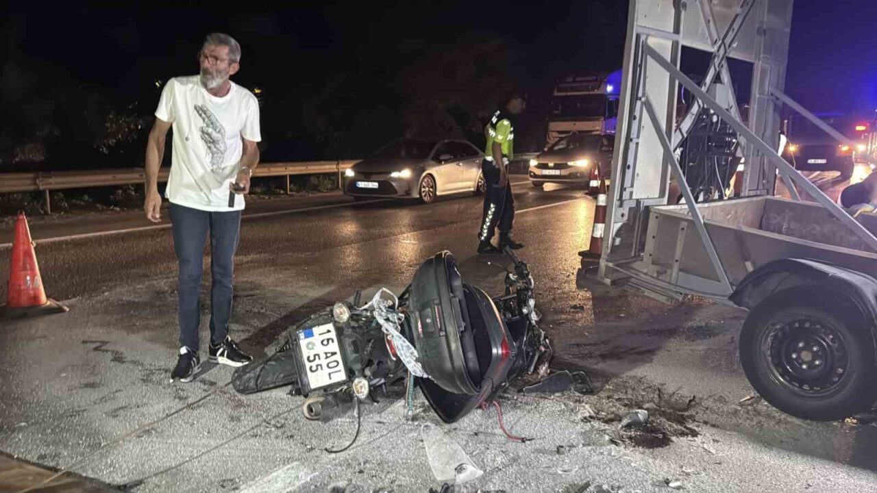 Otoyolda ikaz römorkuna çarpan motosikletli hayatını kaybetti 29 Bülten Medya -