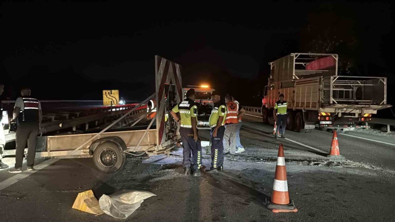 Otoyolda ikaz römorkuna çarpan motosikletli hayatını kaybetti 30 Bülten Medya -