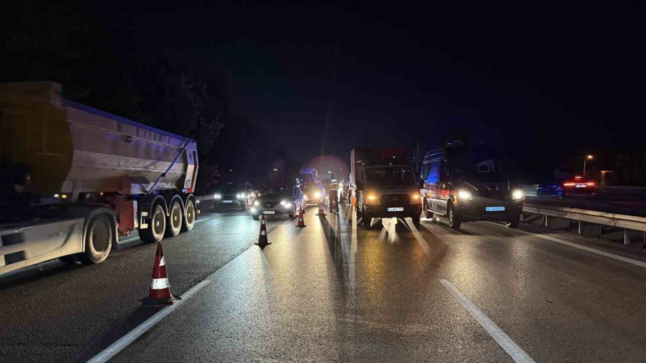 Otoyolda ikaz römorkuna çarpan motosikletli hayatını kaybetti 33 Bülten Medya -