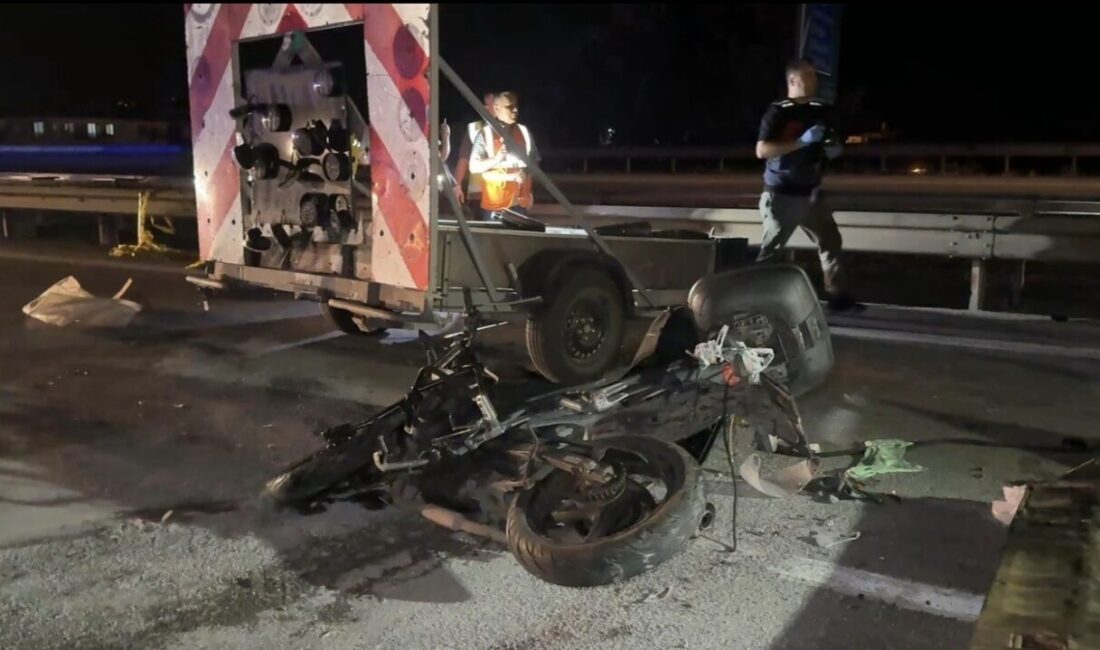 Otoyolda ikaz römorkuna çarpan motosikletli hayatını kaybetti Anadolu Otoyolu Sakarya geçişinde ışıklı trafik ikaz römorkuna çarpan motosikletin