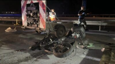 Anadolu Otoyolu Sakarya geçişinde ışıklı trafik ikaz römorkuna çarpan motosikletin