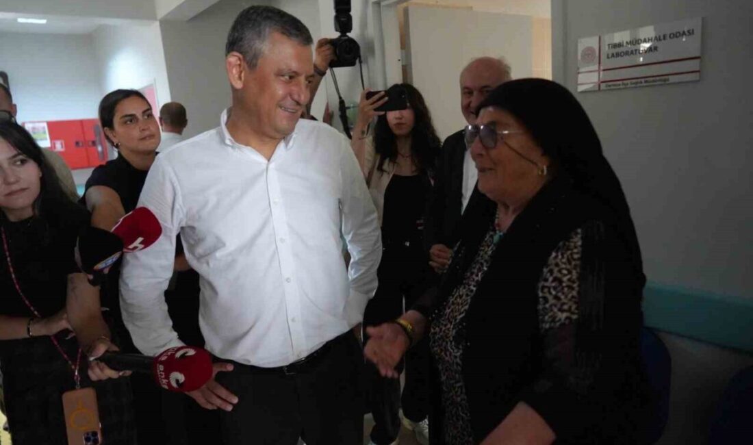 Özgür Özel ile vatandaş arasında Kılıçdaroğlu diyaloğu: Gülerek yanıtladı Yeni Parti Genel Başkanı Özgür Özel, bir vatandaşın “Kılıçdaroğlu baba
