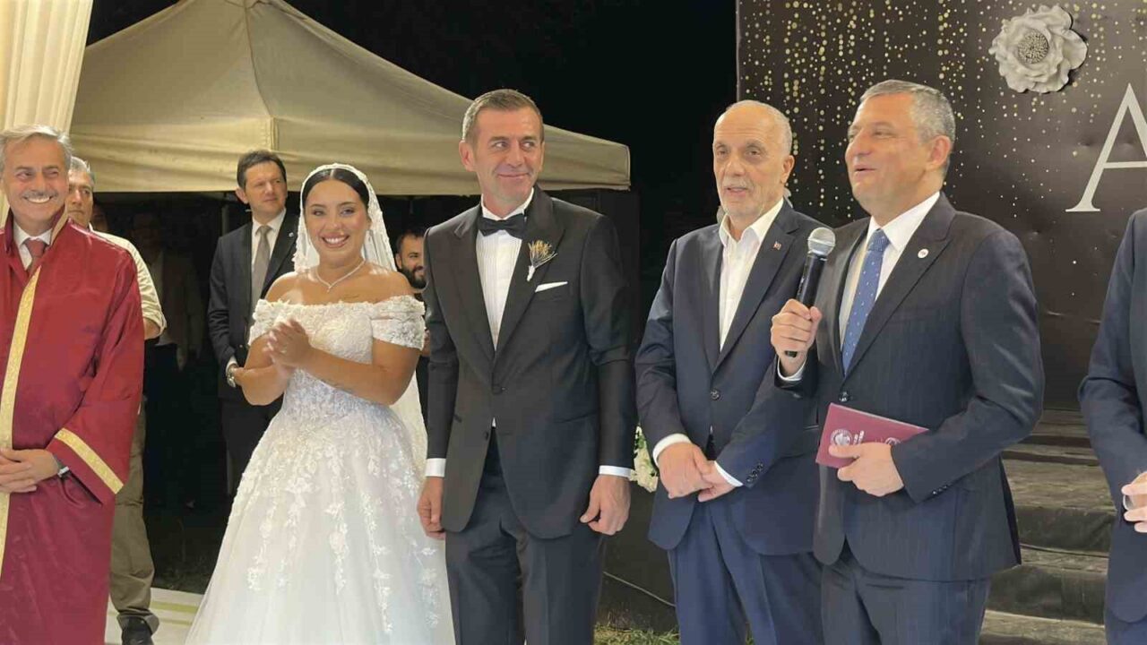 Özgür Özel, Yeni Parti Sakarya İl Başkanının düğününe katıldı 16 Bülten Medya -