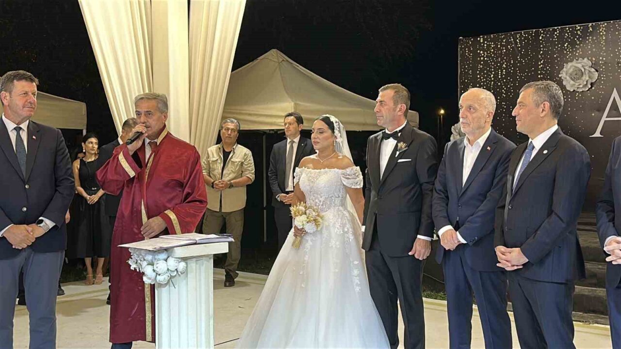 Özgür Özel, Yeni Parti Sakarya İl Başkanının düğününe katıldı 17 Bülten Medya -