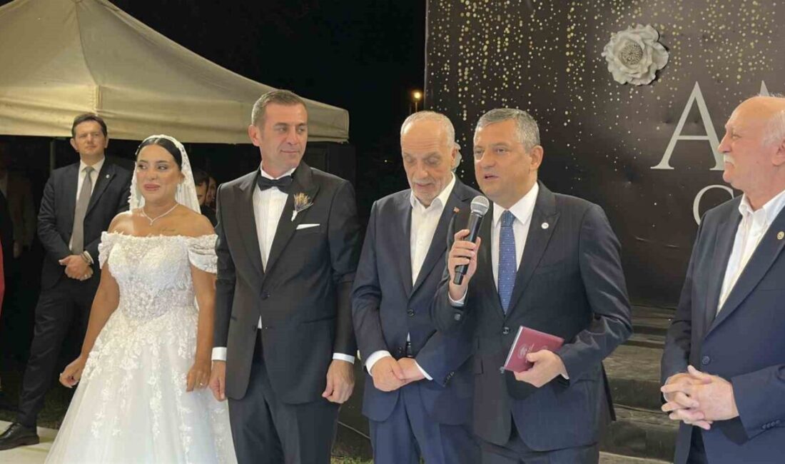 Özgür Özel, Yeni Parti Sakarya İl Başkanının düğününe katıldı Yeni Parti Genel Başkanı Özgür Özel, Yeni Parti Sakarya İl