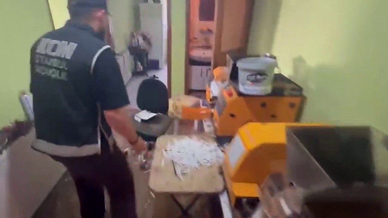 İstanbul Pendik’te düzenlenen kaçak tütün operasyonunda 440 kilogram kıyılmış açık