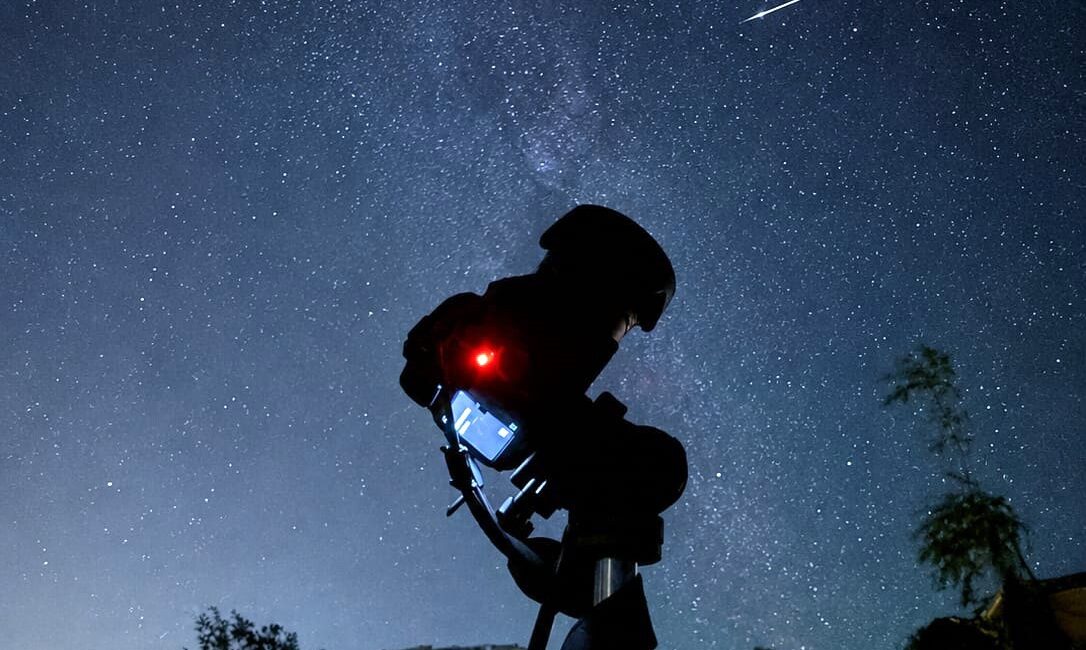 Her yıl ağustos ayında gökyüzünde görsel şölen oluşturan Perseid meteor