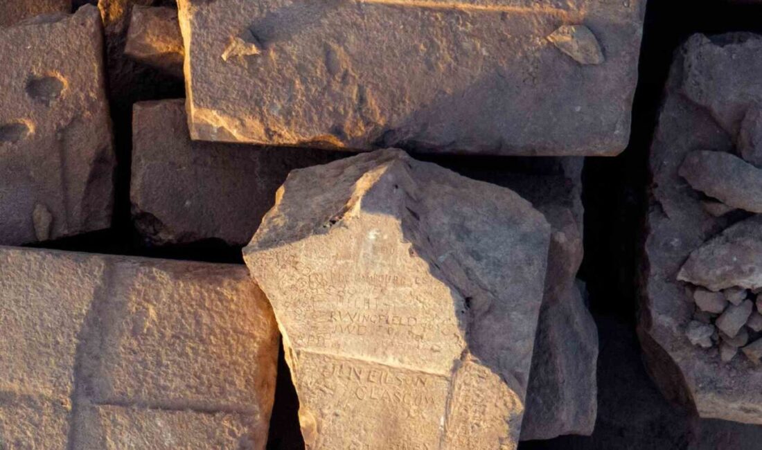 Piramitlerin zirvesinde turistlerin kazıdığı yazılar ortaya çıktı Mısır’ın Giza Piramitleri’nin ziyaretçilere kapalı olan zirveleri, çekilen fotoğraflarla ilk