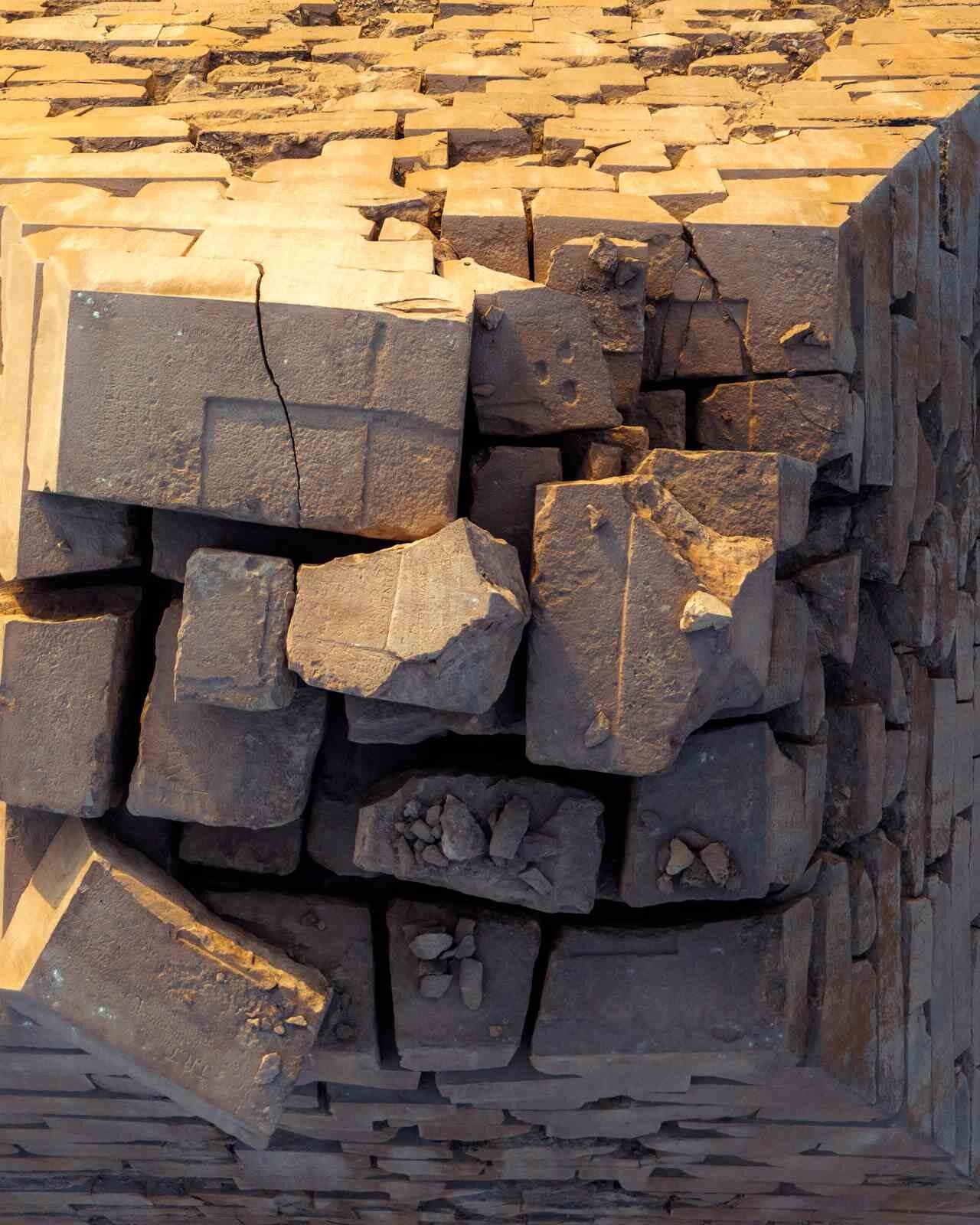 Piramitlerin zirvesinde turistlerin kazıdığı yazılar ortaya çıktı 36 Bülten Medya -