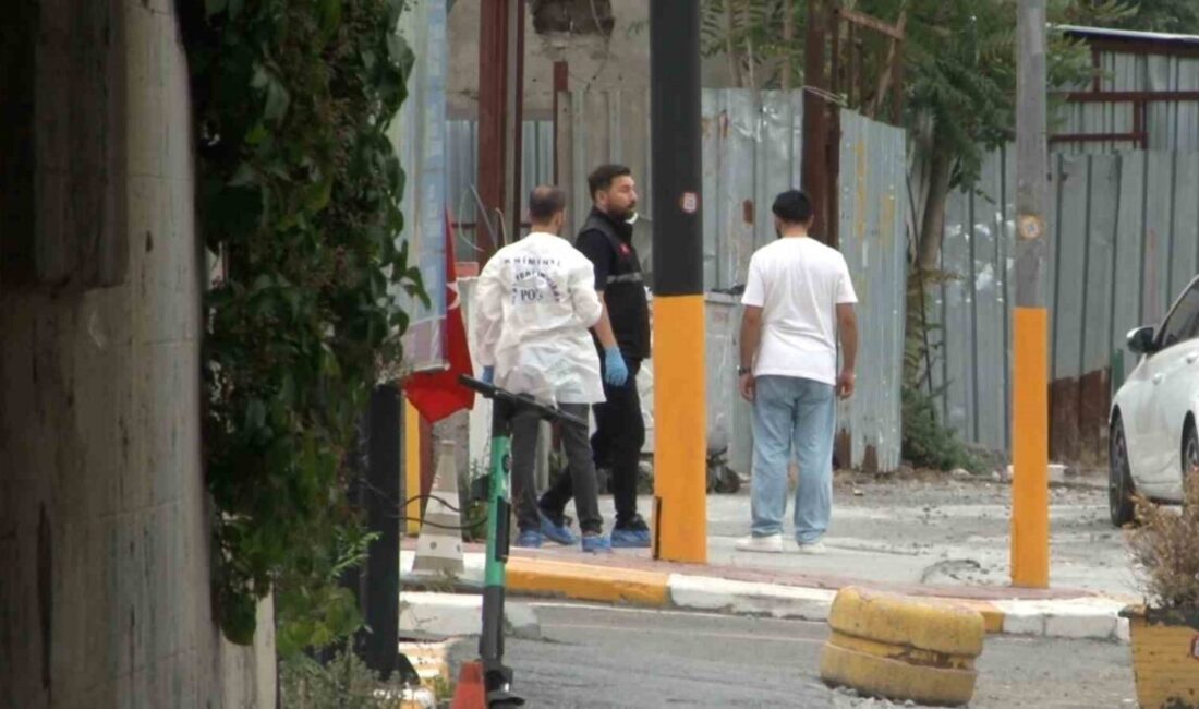 Polise bıçakla saldıran şüpheli ayağından vurularak yakalandı: Üzerinden uyuşturucu çıktı Fatih’te polis memuruna bıçakla saldıran ve kaçmaya çalışan şüpheli, ekiplerin