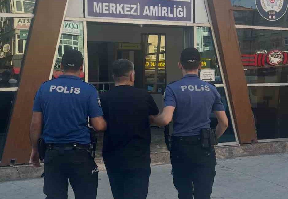 Kocaeli’nin İzmit ilçesinde polisi görünce kaçan şahsın 4 yıl 2