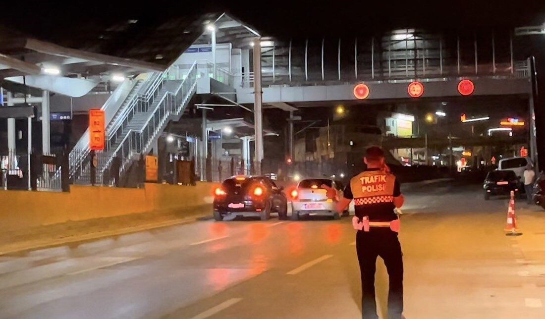 Polisin gözü önünde müşterinin otomobiliyle trafiği tehlikeye attı Bursa’da polis uygulamasının hemen yanında ani manevra yapan sürücü yakayı