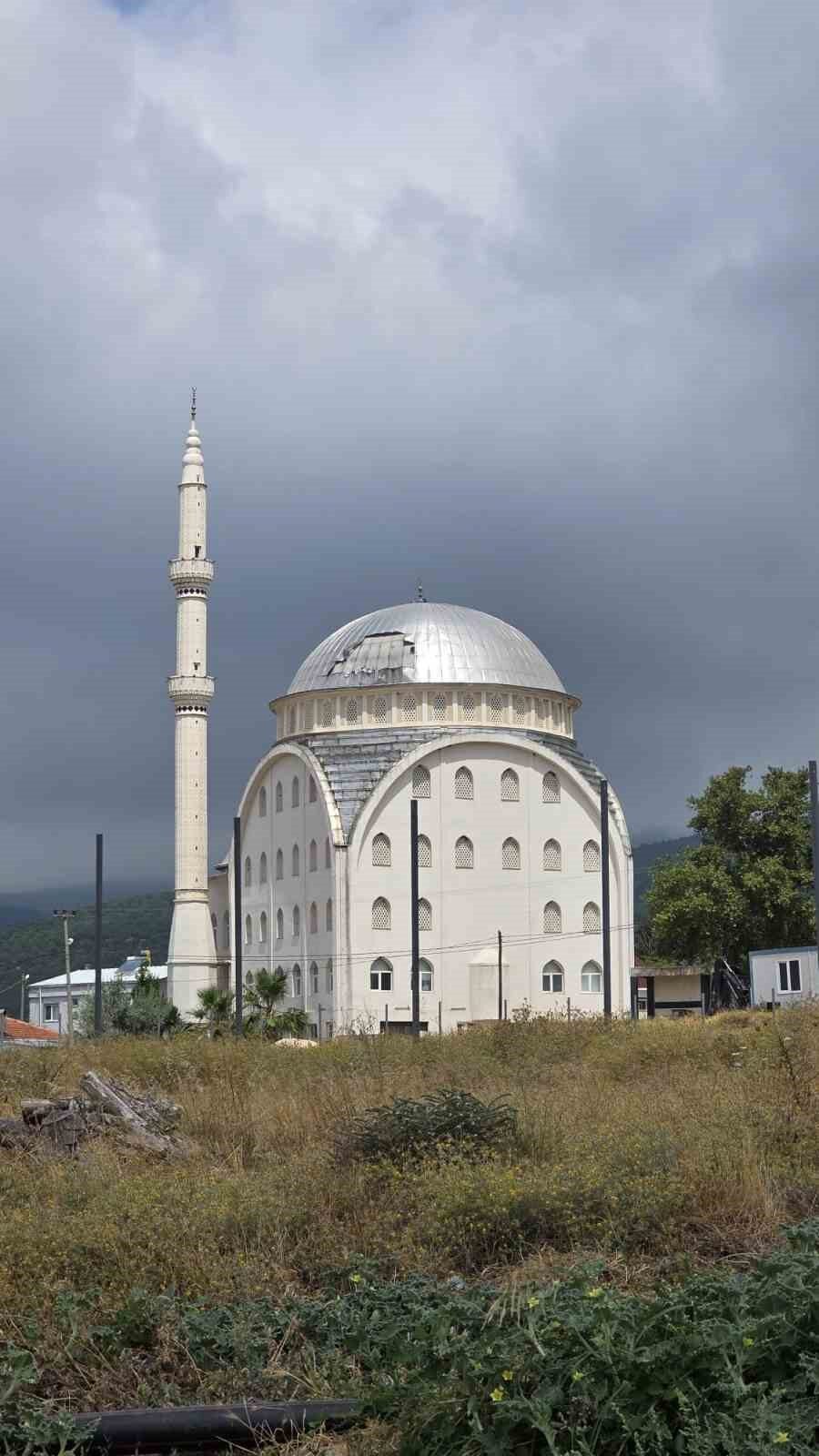 Poyraz, caminin kubbesini uçurdu 16 Bülten Medya -