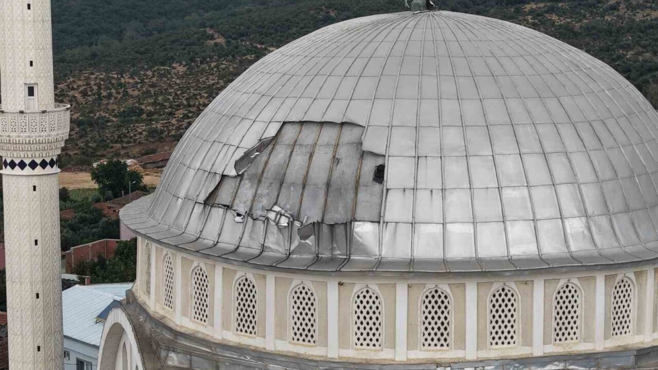 Poyraz, caminin kubbesini uçurdu 13 Bülten Medya -