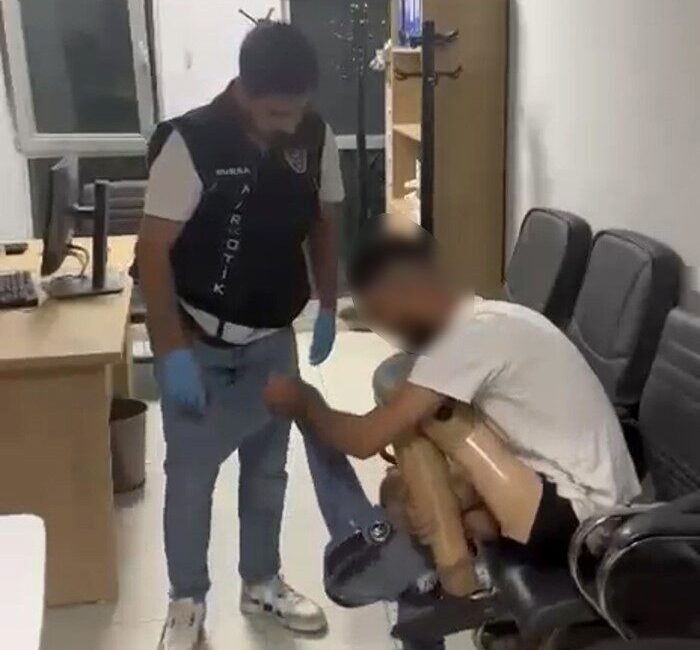 Protez bacağından uyuşturucu çıktı! Bursa’da narkotik ekiplerinin durdurduğu araçta yakalanan Suriye uyruklu şüphelinin protez