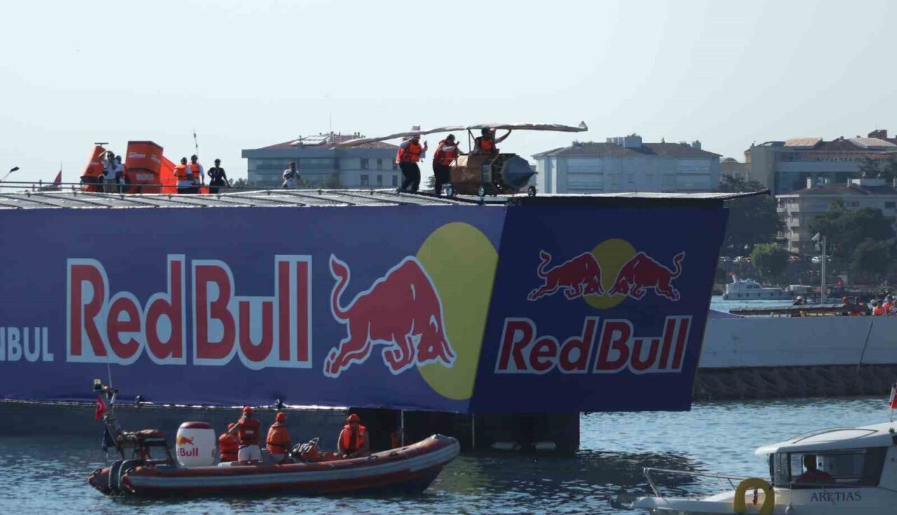 Red Bull Uçuş Günü, Caddebostan Sahili’nde nefes kesti 22 Bülten Medya -