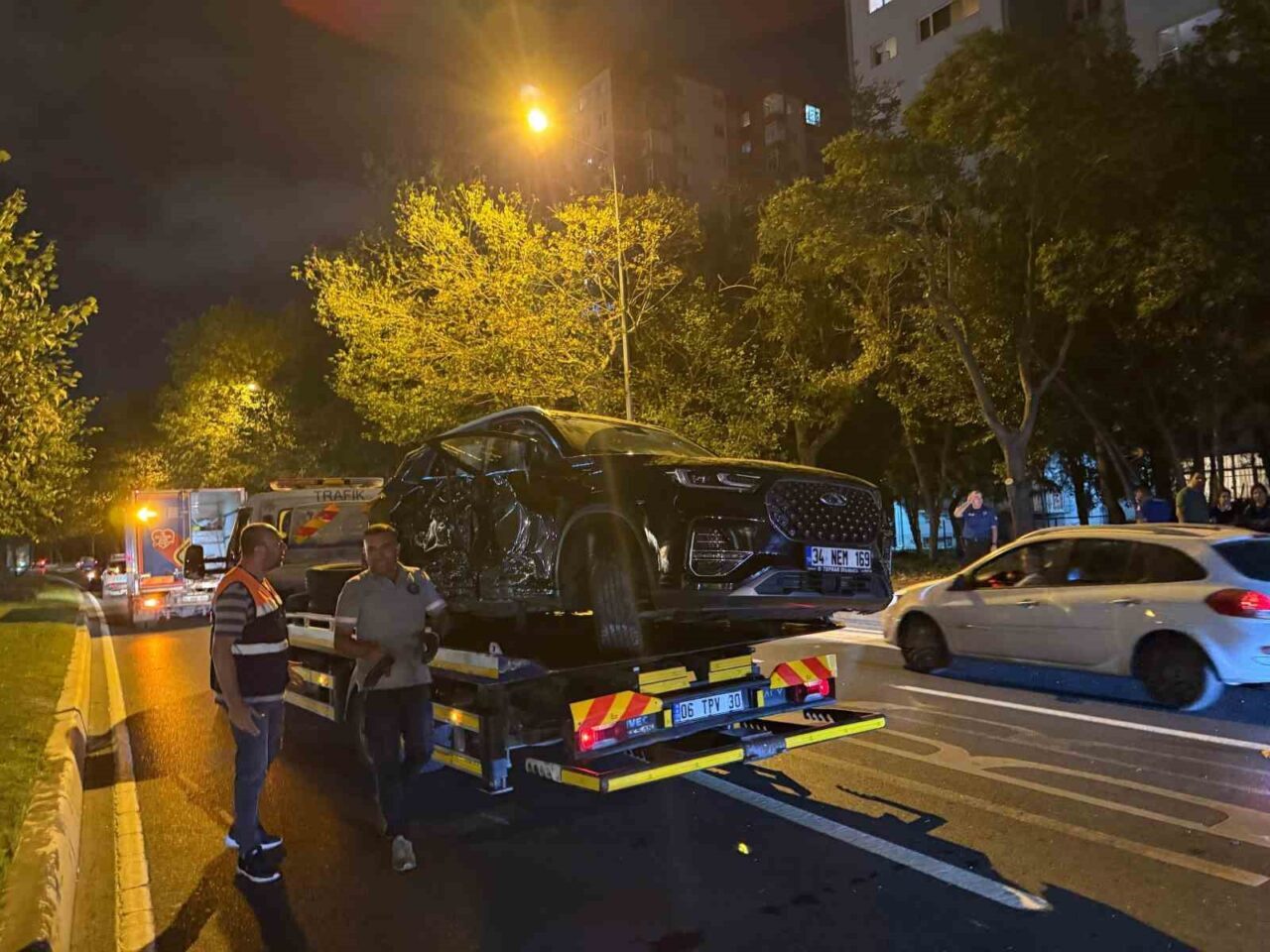 Refüjü aşan otomobil karşı şeritte iki araca çarptı: 3 yaralı 4 Bülten Medya -